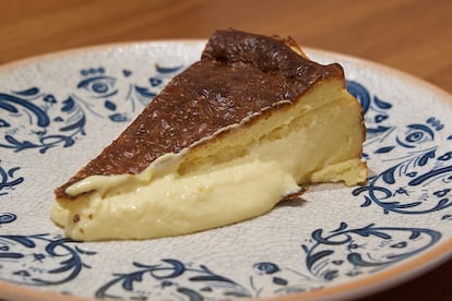 La tarta de queso, junto con la torrija de la casa con helado, es uno de sus postres estrella.