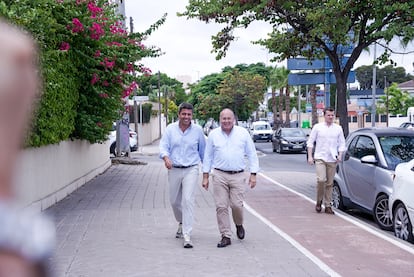 El presidente de la Comunidad Valenciana, Carlos Mazón (izquierda), y el secretario general del Partido Popular, Miguel Tellado, a su llegada a la junta directiva provincial del PP de Alicante, el 25 de julio de 2025.