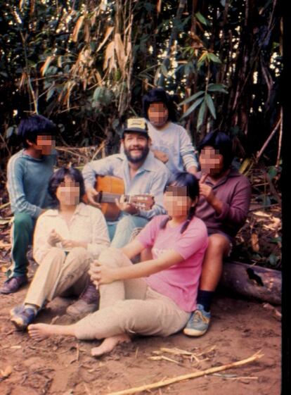 Carlos Villamil, apodado 'Vicu', toca la guitarra junto a un grupo de alumnos del Juan XXIII en los años ochenta.