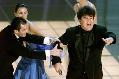 Banderas y Penélope Cruz sacan del escenario a Pedro Almodóvar en marzo de 2000 con el Oscar por 'Todo sobre mi madre'.