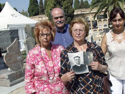 Josefa Celda (con fotos de su padre) entre dos familiares y con Mat&iacute;as Alonso, ayer en el cementerio de Paterna.