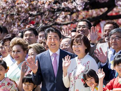 El primer ministro japonés, Shinzo Abe, y su esposa Akie durante una celebración en Tokio en abril de 2019.