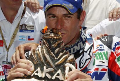 Marc Coma, tras ganar el Rally Dakar de 2011 en la categor&iacute;a de  motos.