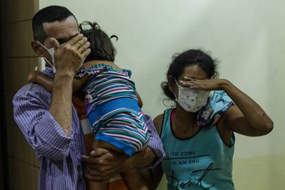 Una familia acude a un hospital a realizarse las pruebas de la difteria.
