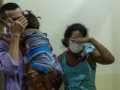 Una familia acude a un hospital a realizarse las pruebas de la difteria. 