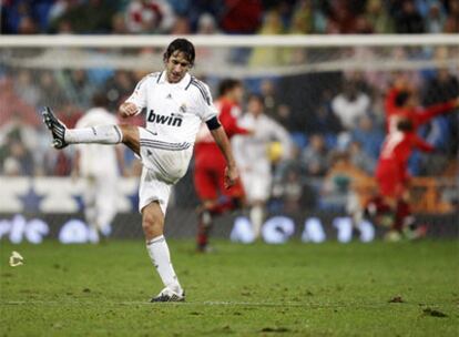 Raúl da una patada durante un partido en el Bernabéu.