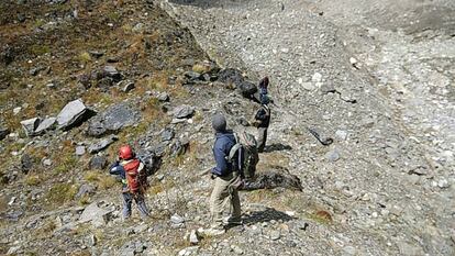 Miembros del equipo de rescate nepalí durante la recuperación de los cadáveres en el monte Gurja.