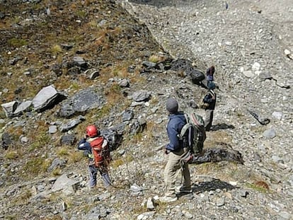 Miembros del equipo de rescate nepalí durante la recuperación de los cadáveres en el monte Gurja.