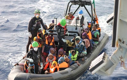Migrantes rescatados al noreste de Tr&iacute;poli (Libia), el pasado 21 de octubre.