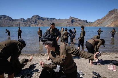 Estudiantes norcoreanos se detienen en el lago Chonji, o 'Lago del cielo', mientras visitan el cráter del Monte Baekdu. La montaña es la más alta de la cadena montañosa de Changbai por el norte y de la de Baekdugaegan por el sur.