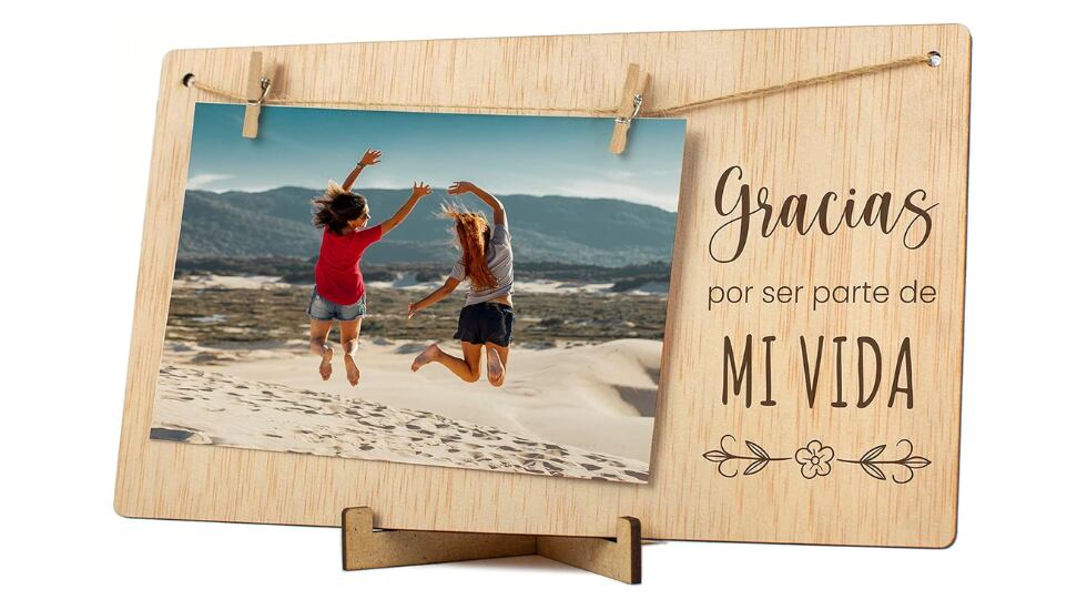 Portafotos con pinzas de madera.