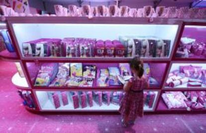 Una niña mira uno de los artículos a la venta en la recién inaugurada "Barbie Dreamhouse Experience" (Experiencia en la casa de los sueños de Barbie), en Berlín, Alemania, hoy, jueves 16 de mayo de 2013. La instalación permanecerá abierta al público durante los próximos tres meses.