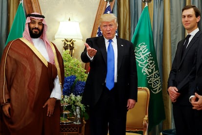 El ahora príncipe heredero saudí, Mohamed Bin Salmán, con Trump y su yerno, Jared Kushner, en Riad, el 20 de mayo de 2017.