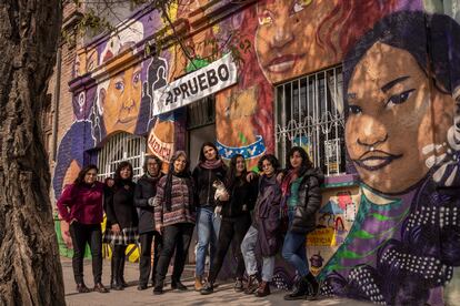 Soledad Rojas. La ola feminista de mayo de 2018, punta de lanza para las revueltas sociales de 2019, combinó las demandas y la irrupción de una nueva generación de mujeres líderes con movimientos sociales de larga trayectoria. Rojas, de 72 años —con bufanda negra en el centro de la foto—, coordina la Red Chilena contra la Violencia hacia las Mujeres, que integra colectivos feministas y desde comienzos de los años noventa lucha por erradicar la violencia de género.

