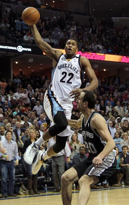 Rudy Gay, de los Memphis Grizzlies, salta a canasta ante la oposición de Ginobili