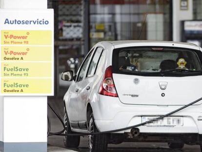 Un hombre reposta carburante en una estación de servicio.