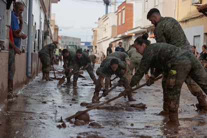 Varios soldados del regimiento 21 de marines trabajan en las labores de retirada del lodo acumulado en la Masía del Oliveral, en Riba-Roja, este viernes. 