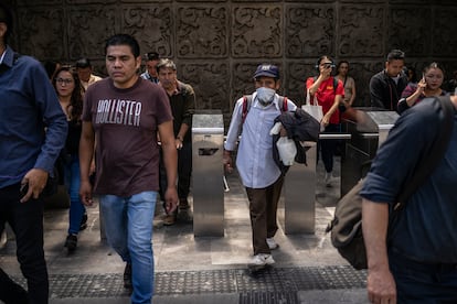 Una persona mayor usa un tapabocas improvisado en la Ciudad de México.