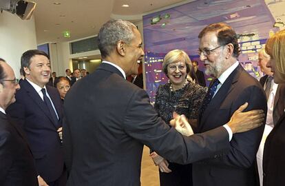 El presidente de Estados Unidos, Barack Obama (3i), saluda al presidente del Gobierno español, Mariano Rajoy (2d), en presencia del presidente francés, François Hollande (i), y los primeros ministros del Reino Unido, Theresa May (3d), e Italia, Matteo Renzi (2i), a su llegada a la reunión en la sede de la Cancillería, el 18 de noviembre de 2016.