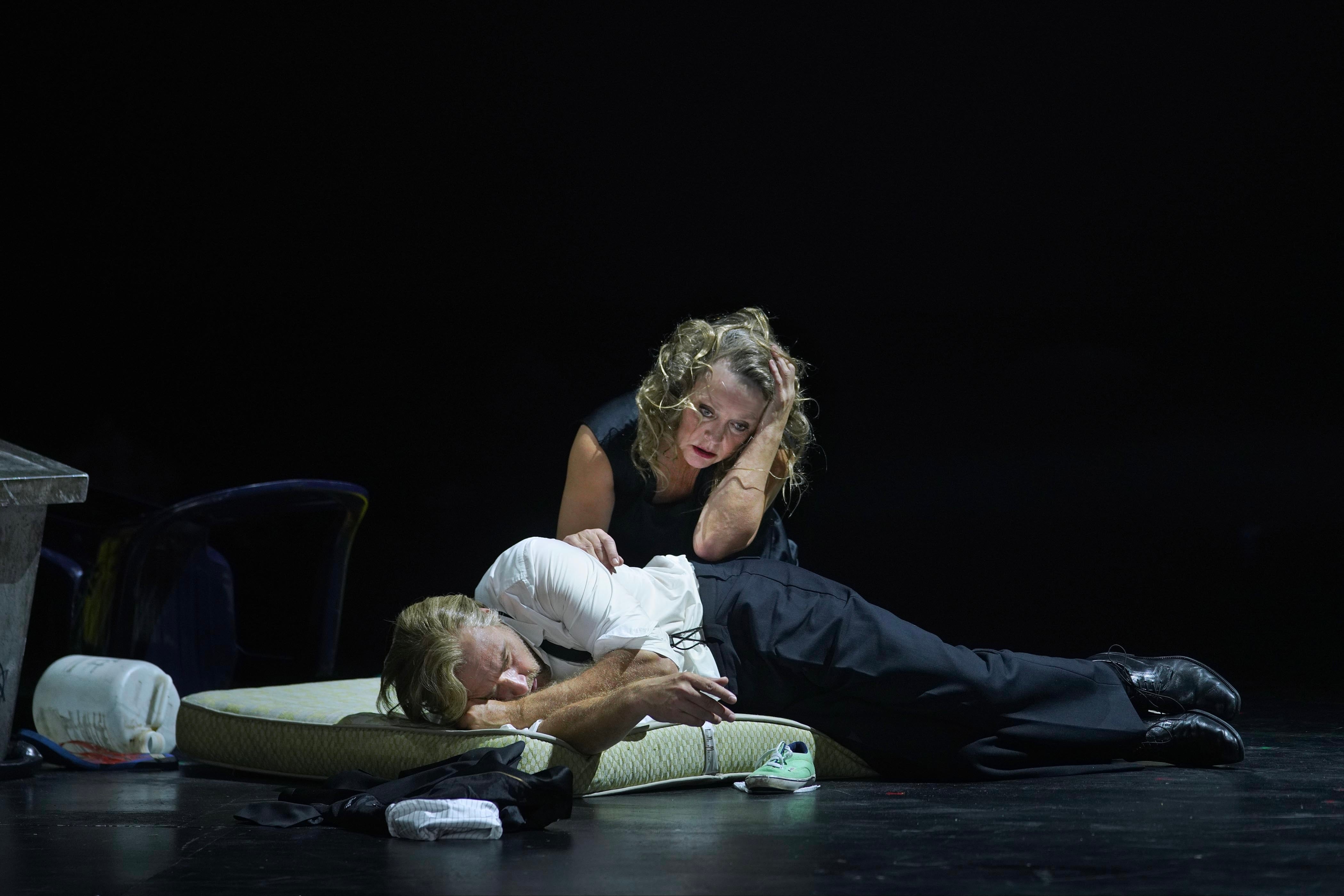 El bajo Christof Fischesser como Barbazul y la ‘mezzosoprano’ Evelyn Herlitzius como Judith durante ‘El castillo de Barbazul’, el pasado 2 de noviembre en el Teatro Real.