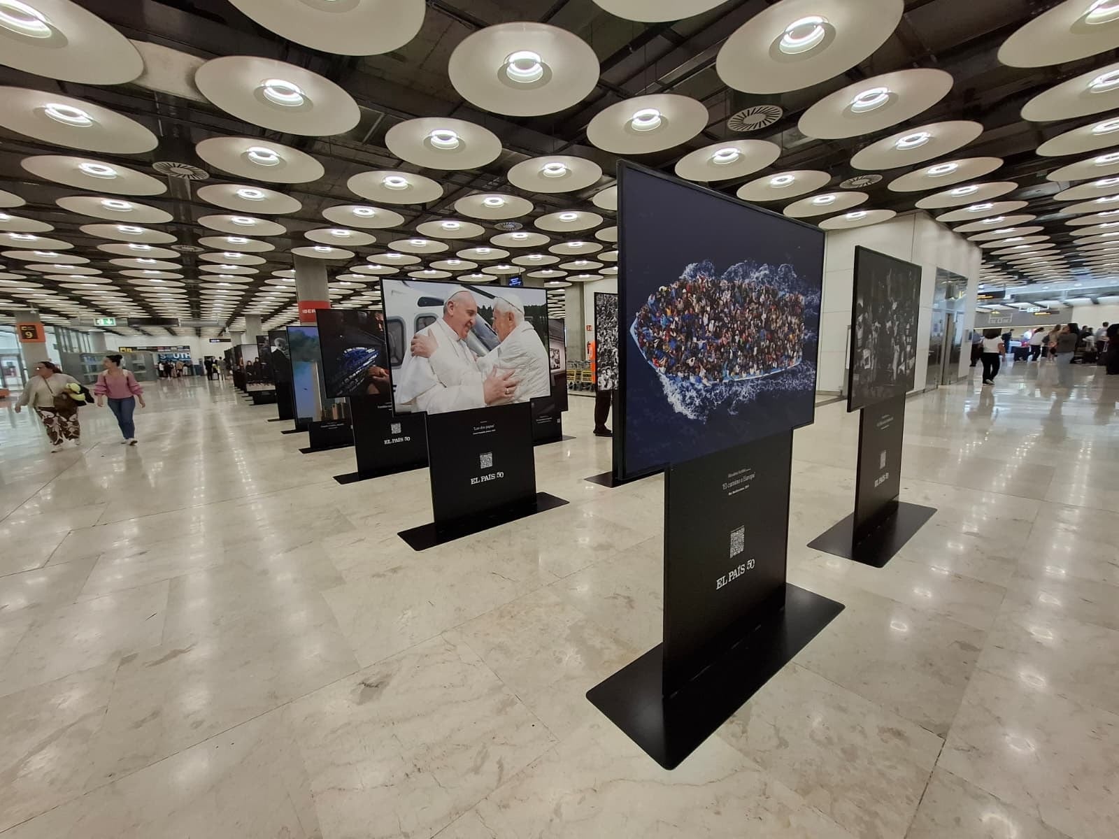 La exposición 'Momentos' arranca su gira en el Aeropuerto Adolfo Suárez Madrid Barajas.