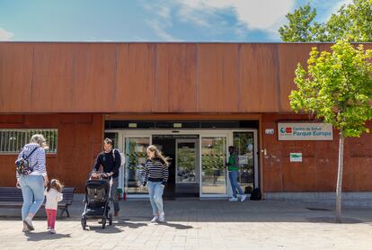 Pacientes en la entrada del centro de salud Parque Europa, en Pinto, este martes.