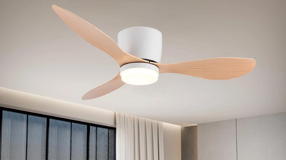 Ventilador de techo con luz incluida.