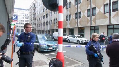 Agentes de policía acordonan la zona donde se ha producido la explosión en el metro de Bruselas. Bélgica ha elevado al nivel máximo la alerta por riesgo de atentado terrorista tras las explosiones.