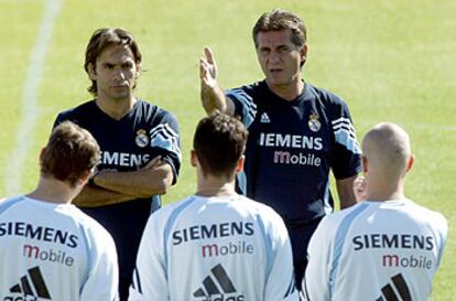 Queiroz habla con sus jugadores en un entrenamiento.
