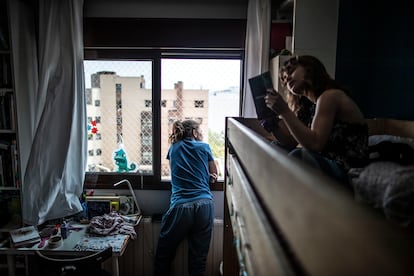 Dos niñas, en su casa de Madrid, durante el confinamiento por la pandemia del coronavirus.