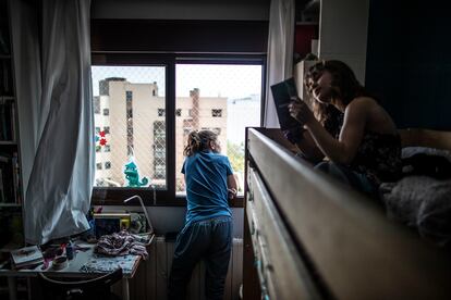 Dos niñas, en su casa de Madrid, durante el confinamiento por la pandemia del coronavirus.