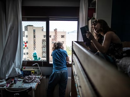 Dos niñas, en su casa de Madrid, durante el confinamiento por la pandemia del coronavirus.