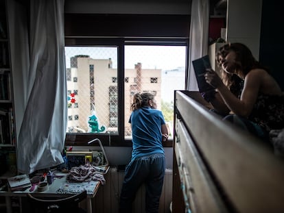 Dos niñas en su casa, durante el confinamiento por la pandemia del coronavirus.