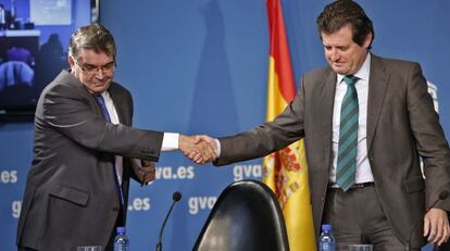 José Manuel Vela (izquierda) se despide del vicepresidente del Consell, José Ciscar, tras anunciar su dimisión.