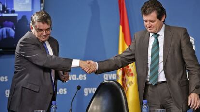 Jos&eacute; Manuel Vela (izquierda) se despide del vicepresidente del Consell, Jos&eacute; Ciscar, tras anunciar su dimisi&oacute;n.