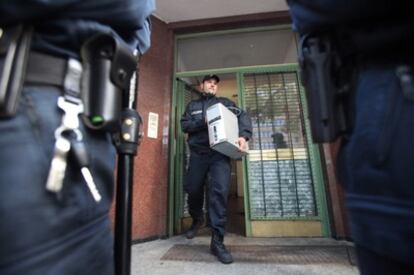 Un agente policial requisa un ordenador de la mezquita Taiba.