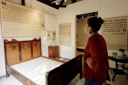 Una mujer visita la casa museo del escritor, en Aracataca, el 18 de abril de 2014.