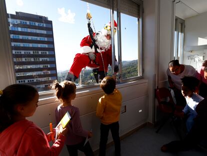 Visita de Papá Noel a los pacientes pediátricos ingresados en el Hospital Germans Trias de Badalona (Barcelona).