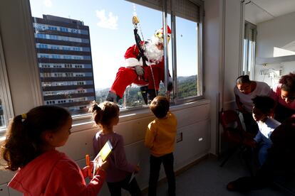 Visita de Papá Noel a los pacientes pediátricos ingresados en el Hospital Germans Trias de Badalona (Barcelona).