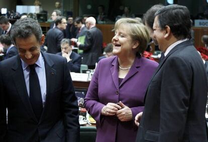 El presidente de Francia, Nicolas Sarkozy, la canciller alemana, Angela Merkel, y el presidente de la Comisi&oacute;n Europea,  Durao Barroso.
