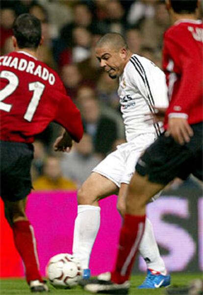 Ronaldo trata de hacerse con el balón ante dos jugadores del Murcia.