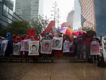 Los familiares de los 43 estudiantes de Ayotzinapa protestan en Ciudad de México, el 26 de agosto de 2022.