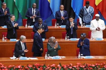 El presidente chino, Xi Jinping, regresa a su asiento entre aplausos de líderes africanos tras pronunciar este jueves su discurso en la ceremonia inaugural de la cumbre del Foro para la Cooperación entre China y África, celebrada en el Gran Salón del Pueblo de Pekín.