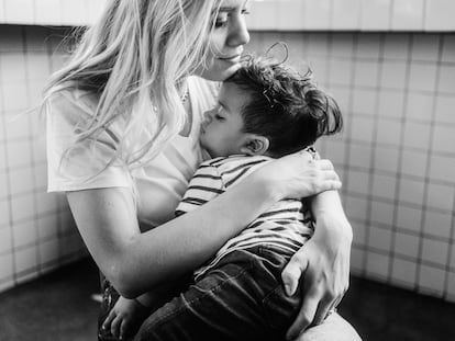 Una madre abraza a su hijo.