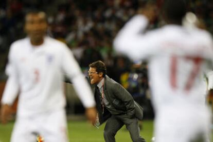 Capello da instrucciones desde la banda a sus jugadores.