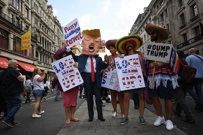 Los manifestantes participan en una protesta contra la visita de presidente Trump al Reino Unido, el 13 de julio de 2018, en Londres (Inglaterra). 