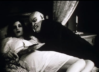 Greta Schr?der en La sombra del vampiro. Tanto vuelo cogi el mito de que Max Schreck era un vampiro autntico que en el a?o 2000 se estren un largometraje que abrazaba como real esa confabulacin, con Willem Dafoe dando vida a un actor berlins tan metido en el mtodo Stanislavsky que no dudaba en asesinar al equipo de produccin durante la grabacin de Nosferatu. La britnica Catherine McCormack interpreta el rol de Greta en un filme que consigui un par de nominaciones a los Oscar.