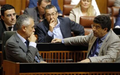 El presidente Gri&ntilde;&aacute;n y el vicepresidente Valderas, en una sesi&oacute;n plenaria en el Parlamento andaluz.