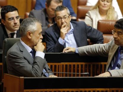 El presidente Gri&ntilde;&aacute;n y el vicepresidente Valderas, en una sesi&oacute;n plenaria en el Parlamento andaluz.