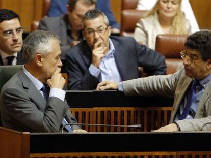 El presidente Gri&ntilde;&aacute;n y el vicepresidente Valderas, en una sesi&oacute;n plenaria en el Parlamento andaluz.